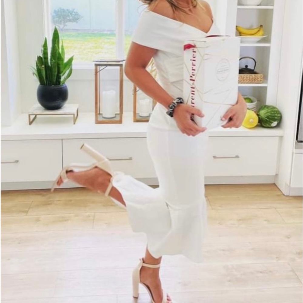 Stunning white dress💕